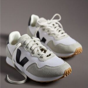 LIKE NEW Veja Women’s  Size 8/39EU SDU WHITE BLACK